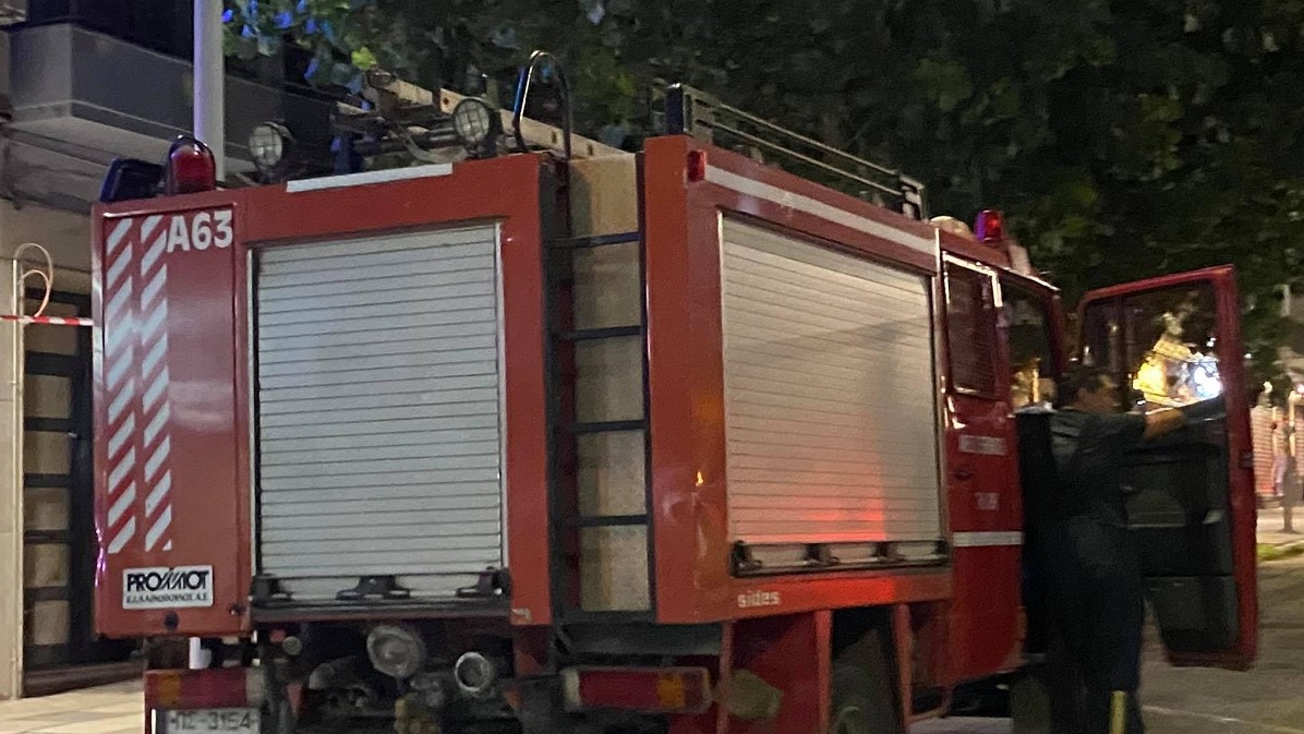 Φωτιά σε διαμέρισμα στο Παγκράτι – Στο σημείο 10 πυροσβέστες