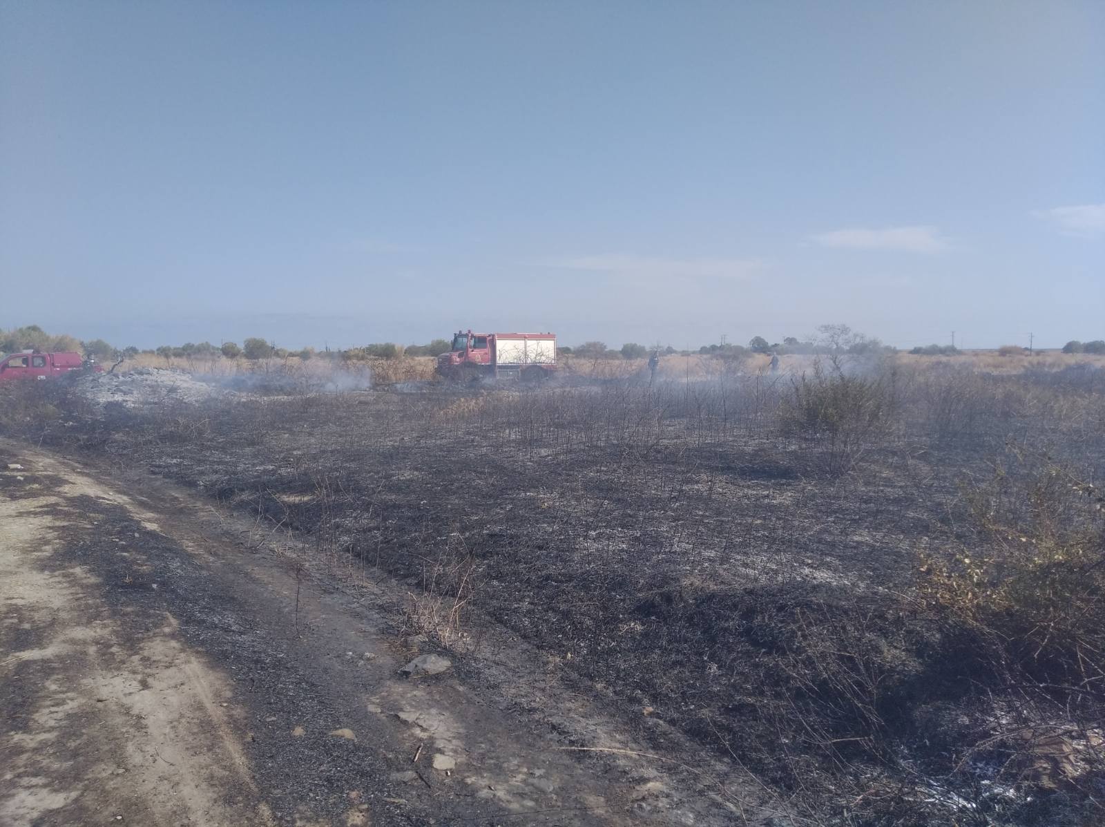 Ρόδος: Έσβησε γρήγορα η φωτιά στο παλιό αεροδρόμιο της Καλάθου