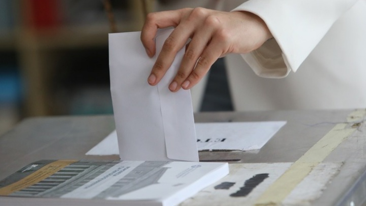 Θεσσαλονίκη: Γυναίκες δημοτικοί σύμβουλοι κατήγγειλαν συνηποψήφιό τους ότι μοίραζε ψηφοδέλτια έξω από εκλογικό τμήμα