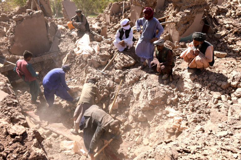 Αφγανιστάν: Στα 2.445 οι νεκροί από το σεισμό – Σκάβουν με τα χέρια για να απεγκλωβίσουν τα θύματα