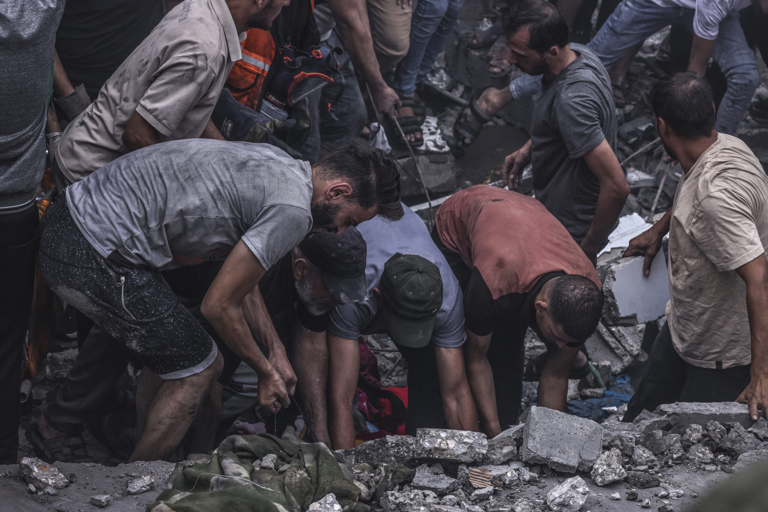 Το δράμα των αμάχων στη Γάζα: Ό,τι δυσκολότερο έχω δει, χτυπάνε μέχρι και ασθενοφόρα – Διευθυντής νοσοκομείου στην περιοχή μιλά στην ΕΡΤ