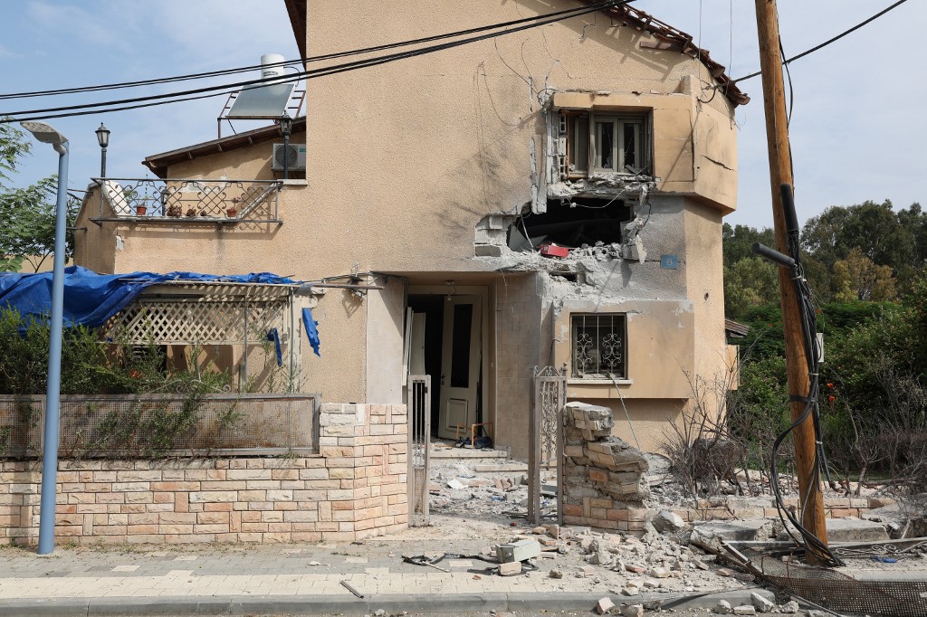 Το Ισραήλ ανακτά εδάφη γύρω από τη Γάζα – Συνεχίζονται οι εχθροπραξίες, στους 1.100 οι νεκροί