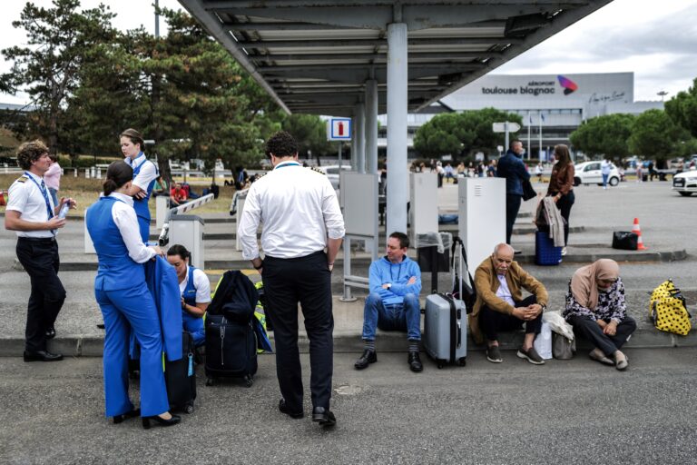 Ελέγχονται και επαναλειτουργούν αεροδρόμια στη Γαλλία μετά από απειλές για βόμβα