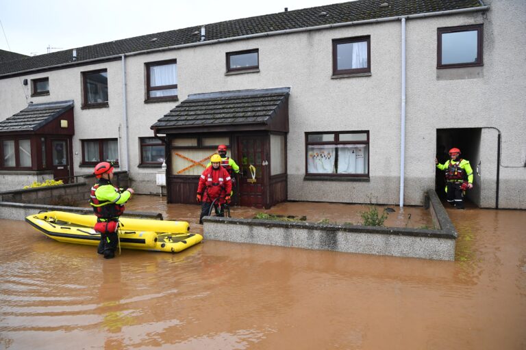 Καταιγίδα Μπαμπέτ: Πέντε νεκροί στη Βρετανία και φόβοι για πλημμύρες