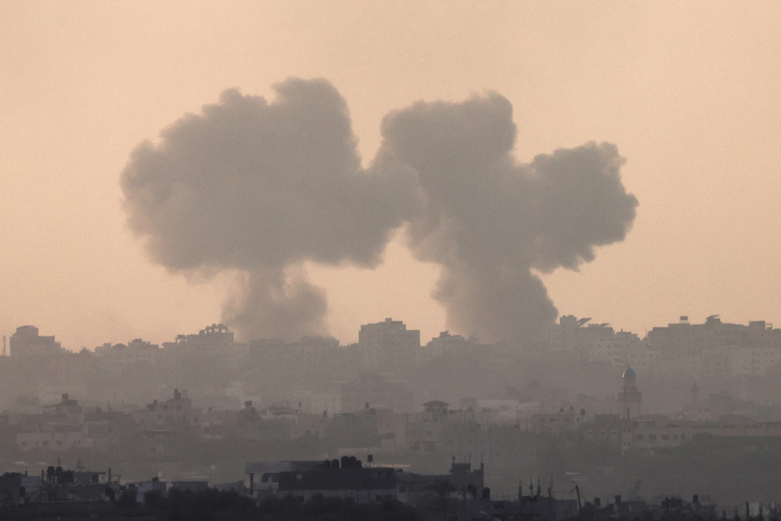 Σφοδροί βομβαρδισμοί στη Γάζα, πλήγματα κοντά σε νοσοκομεία – Ανησυχία για διάχυση της κρίσης: Οι ΗΠΑ ενισχύουν το οπλοστάσιο στη Μέση Ανατολή