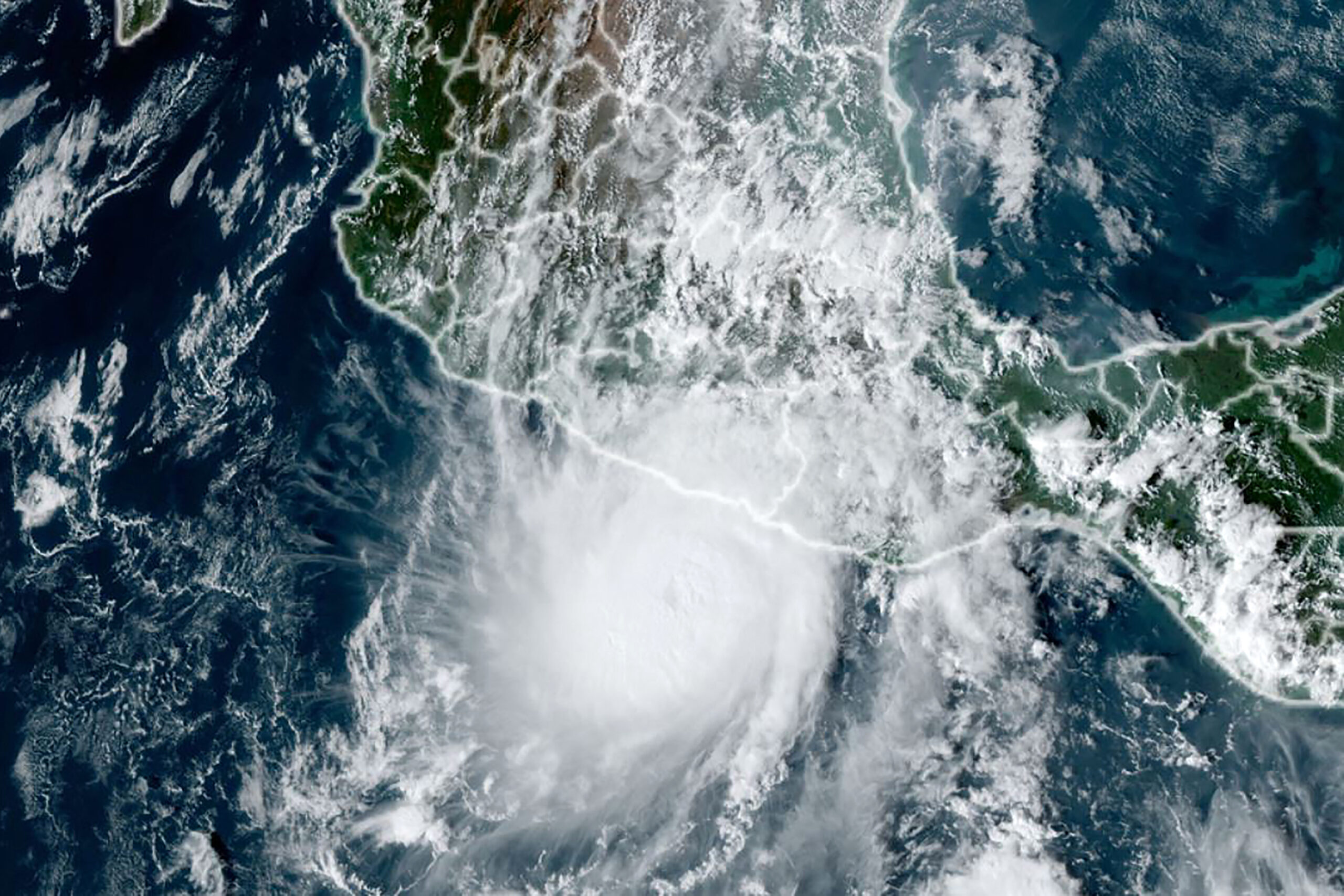 Μεξικό: Ο νέος τυφώνας «Ότις» ενισχύθηκε σε κατηγορία 4 και απειλή το Ακαπούλκο