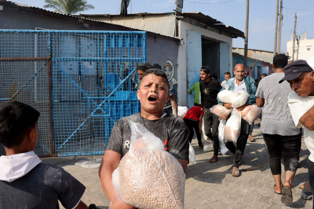 Απελπιστική η κατάσταση στη Γάζα: «Επιδρομή» για λίγα τρόφιμα σε αποθήκες του ΟΗΕ με βασικά είδη επιβίωσης