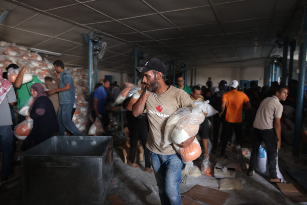 Απελπιστική η κατάσταση στη Γάζα: «Επιδρομή» για λίγα τρόφιμα σε αποθήκες του ΟΗΕ με βασικά είδη επιβίωσης