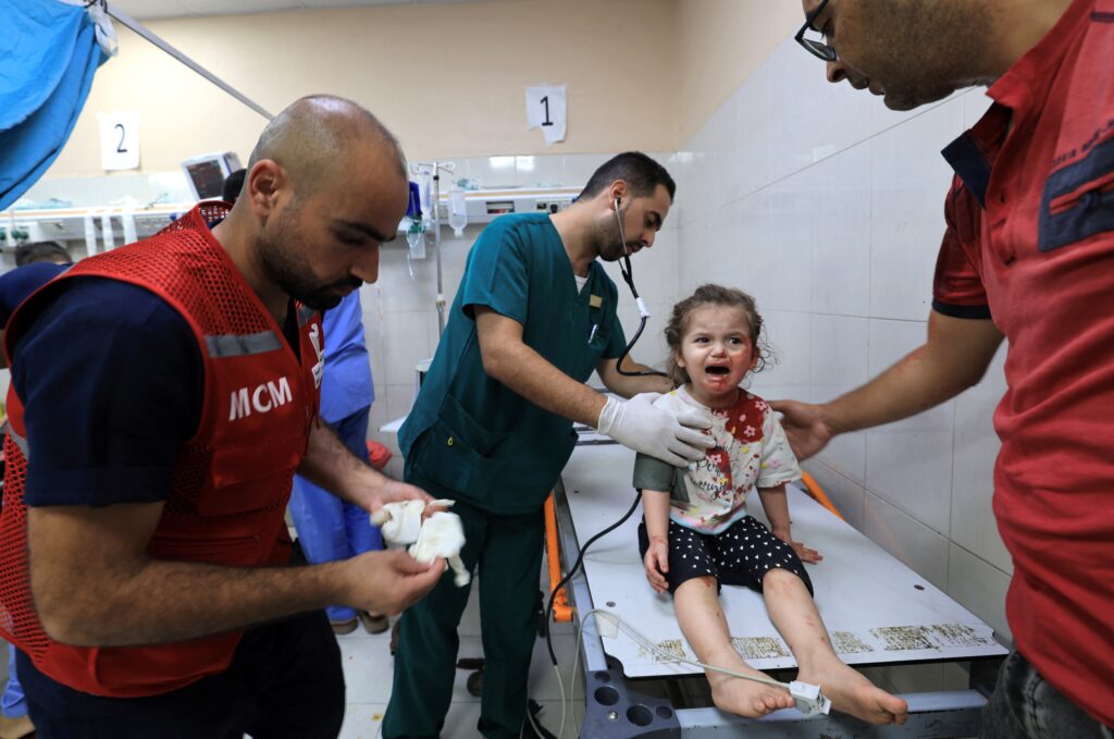 Ισραηλινά πλήγματα κοντά σε νοσοκομείο-καταφύγιο για χιλιάδες αμάχους, και επιθέσεις στη Δ. Όχθη – Ρίψεις ρουκετών εκατέρωθεν στα σύνορα Λιβάνου και Συρίας