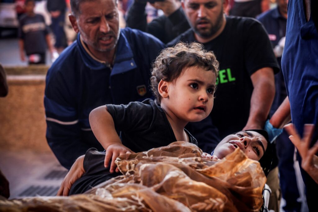 Ισραηλινά πλήγματα κοντά σε νοσοκομείο-καταφύγιο για χιλιάδες αμάχους, και επιθέσεις στη Δ. Όχθη – Ρουκέτες εκατέρωθεν στα σύνορα Λιβάνου και Συρίας