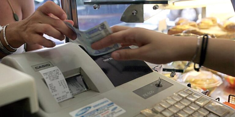 ΦΠΑ: 3,2 δισεκ. ευρώ χάθηκαν το 2021 – Μηδενικά εισοδήματα δηλώνει το 32,7% των ελεύθερων επαγγελματιών