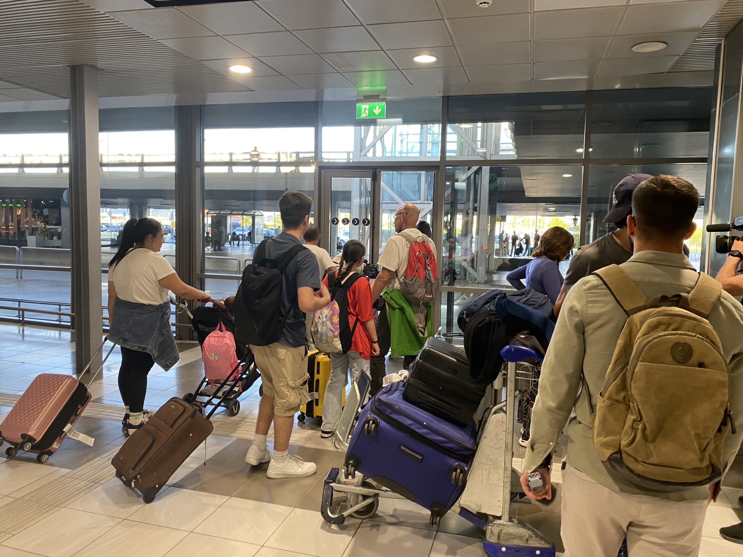 Μαρτυρίες Ελλήνων και Ισραηλινών που έφτασαν ανακουφισμένοι στο αεροδρόμιο Μακεδονία»