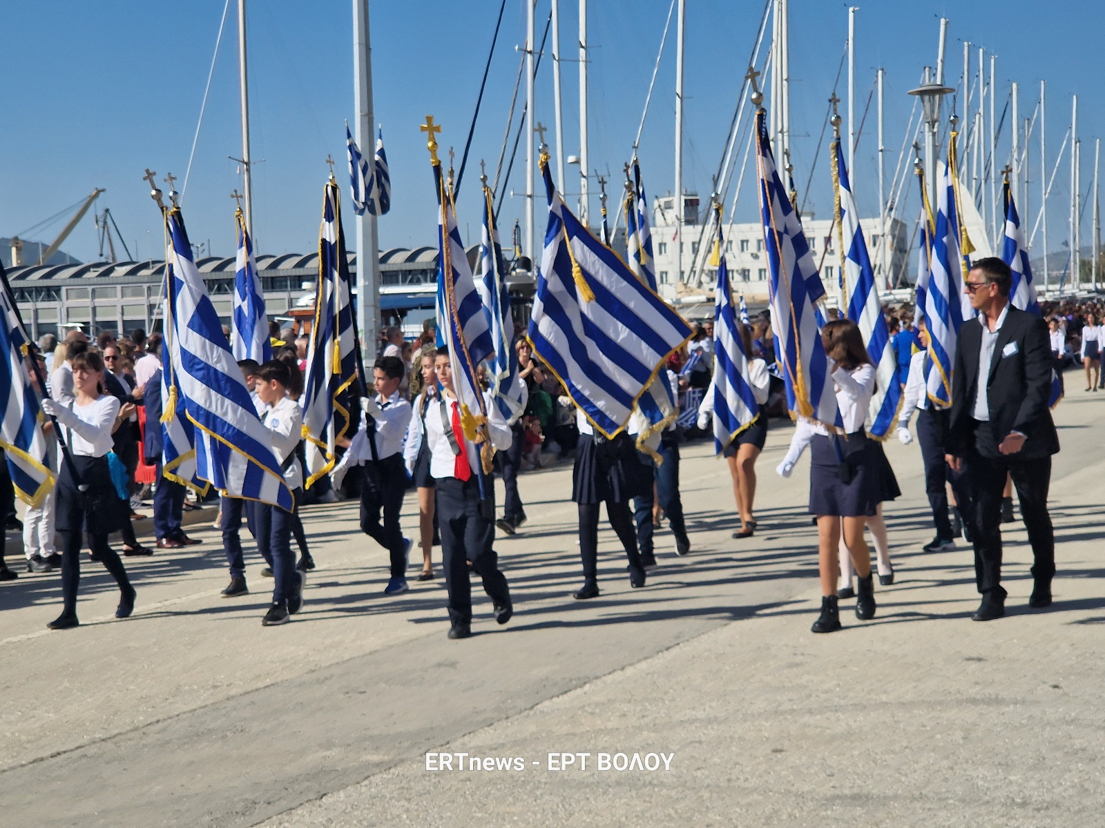 Με επισημότητα η παρέλαση στην παραλία του Βόλου