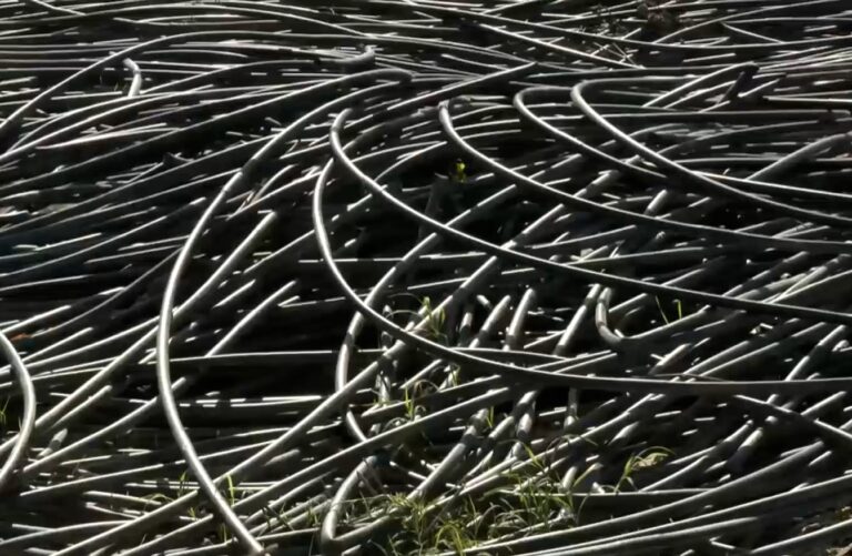 Ένθετο Περιβάλλον: «Πλαστικός» συναγερμός στη Θεσσαλία  – Στα σκουπίδια χιλιάδες λάστιχα ποτίσματος