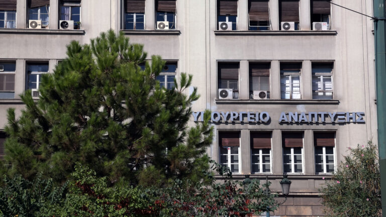 Στο μικροσκόπιο του υπουργείου Ανάπτυξης οι influencers: «Καμπάνες» στους παραβάτες – «Πλέον έχουμε τα εργαλεία για να τους εντοπίσουμε» λέει ο γ.γ. Εμπορίου