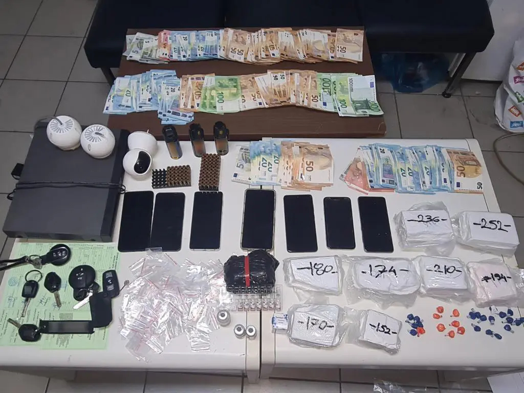 ΕΛΑΣ: Κατασχέθηκαν 1,7 κιλά κοκαΐνης στην Καλαμάτα – Τέσσερις συλλήψεις μελών εγκληματικής οργάνωση που τη διακινούσε