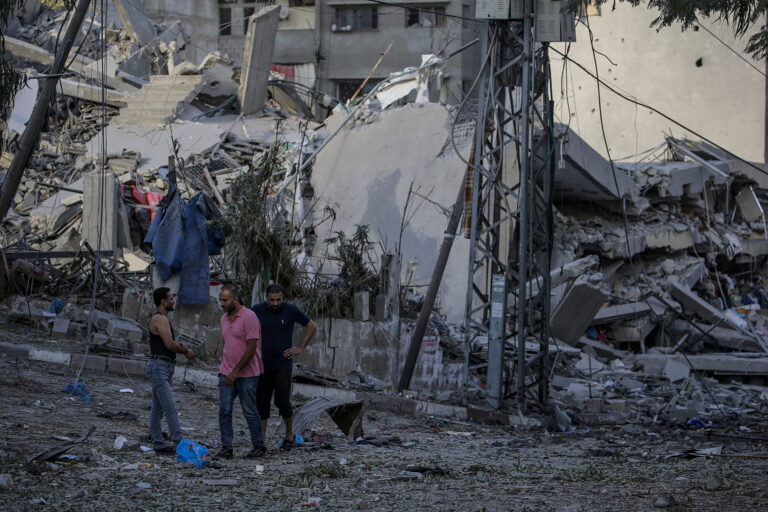 Nύχτα βομβαρδισμών στη Γάζα, ανοίγει το πέρασμα στη Ράφα  – Η ΕΡΤ στην εμπόλεμη ζώνη