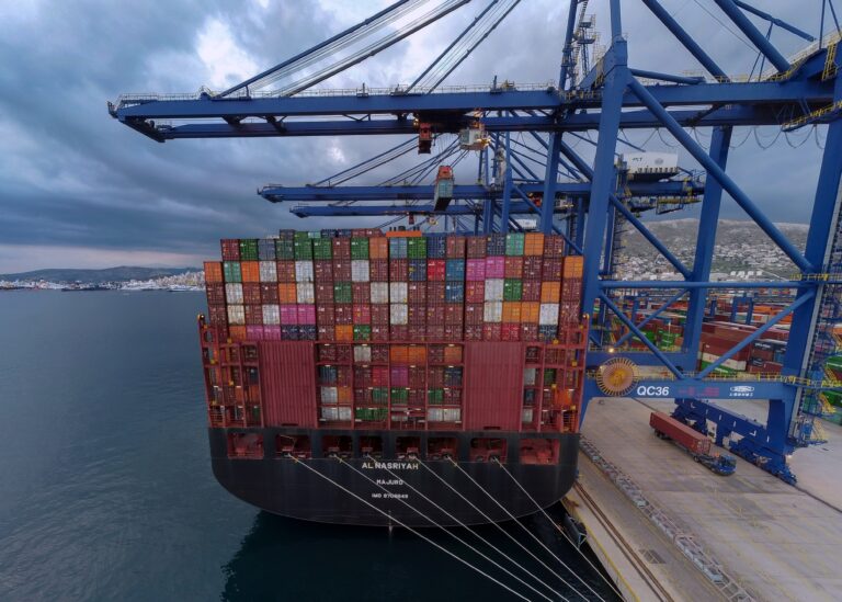 Πειραιάς: Αγκυροβόλησε πλοίο με κοντέινερ που είχε πάρει φωτιά – Καίρια η επέμβαση του πληρώματος