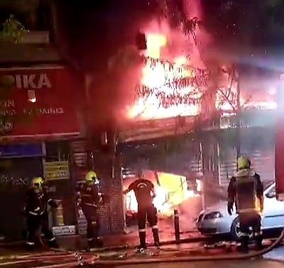 Υπό έλεγχο τέθηκε η πυρκαγιά σε κατάστημα στον Άγιο Παντελεήμονα – Μεγάλες υλικές ζημιές  