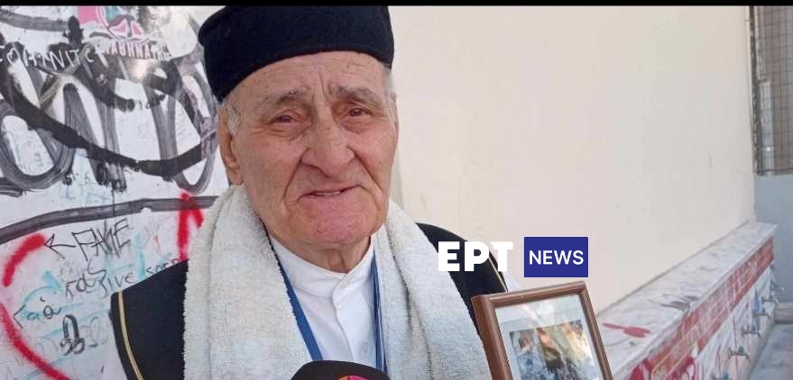 Ηλικιωμένος πήγε να ψηφίσει με τσαρούχια και γκλίτσα στη Λάρισα