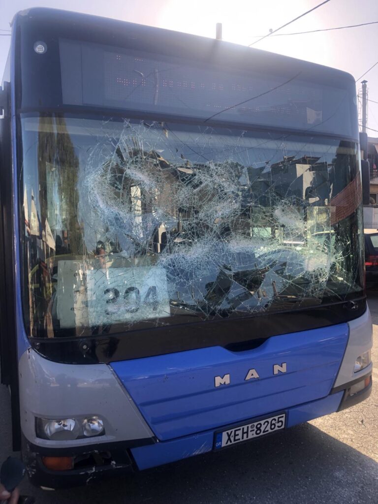 Αρτέμιδα: Άνδρας έσπαγε τα τζάμια λεωφορείου και φώναζε «θα σας σκοτώσω»