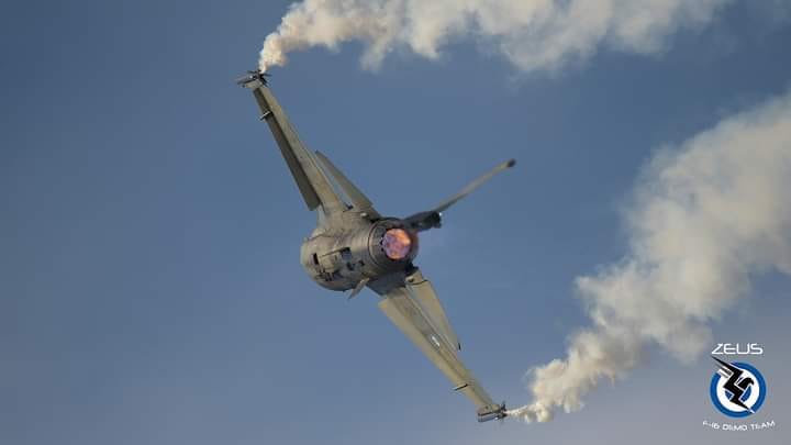 Θεσσαλονίκη: Δοκιμαστικές πτήσεις μαχητικών αεροσκαφών – Στον αέρα και το θρυλικό Spitfire