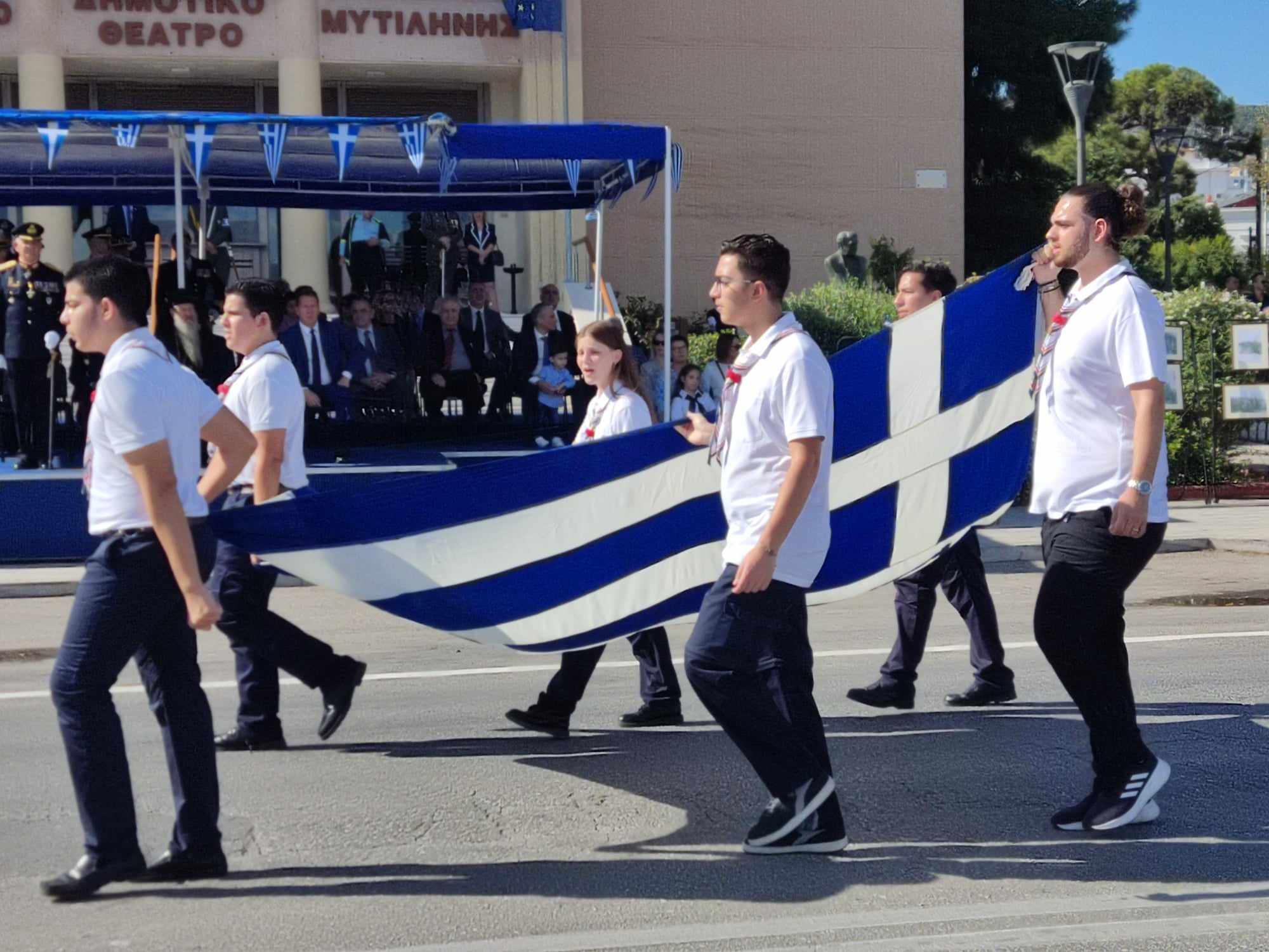 Με λαμπρότητα η στρατιωτική και μαθητική παρέλαση για την 28η Οκτωβρίου στη Μυτιλήνη