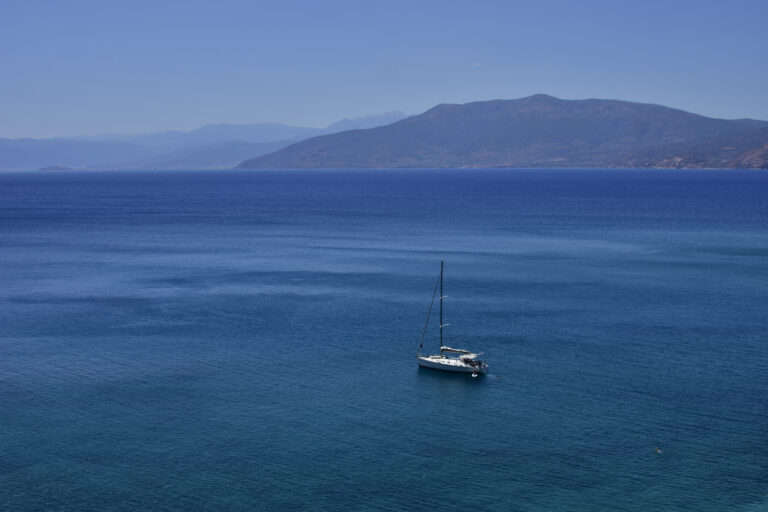 Φωτιά σε θαλαμηγό ανοιχτά του Κουφονησίου – Οι 22 επιβαίνοντες μεταφέρθηκαν στο λιμάνι