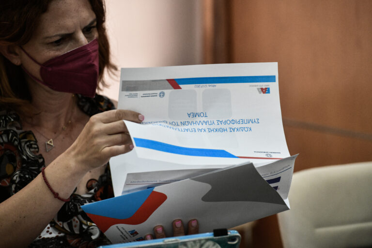 Δημόσιοι υπάλληλοι: Πώς και πόσο αυξάνονται οι μισθοί από 1 Ιανουαρίου 2024 – Παραδείγματα