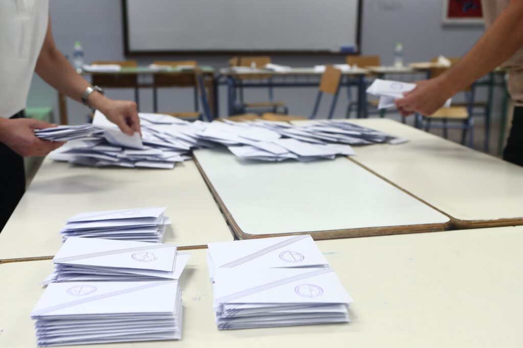 Αυτοδιοικητικές εκλογές: Επικράτηση της ΝΔ σε επτά περιφέρειες της χώρας – Έξι περιφέρειες στο β’ γύρο