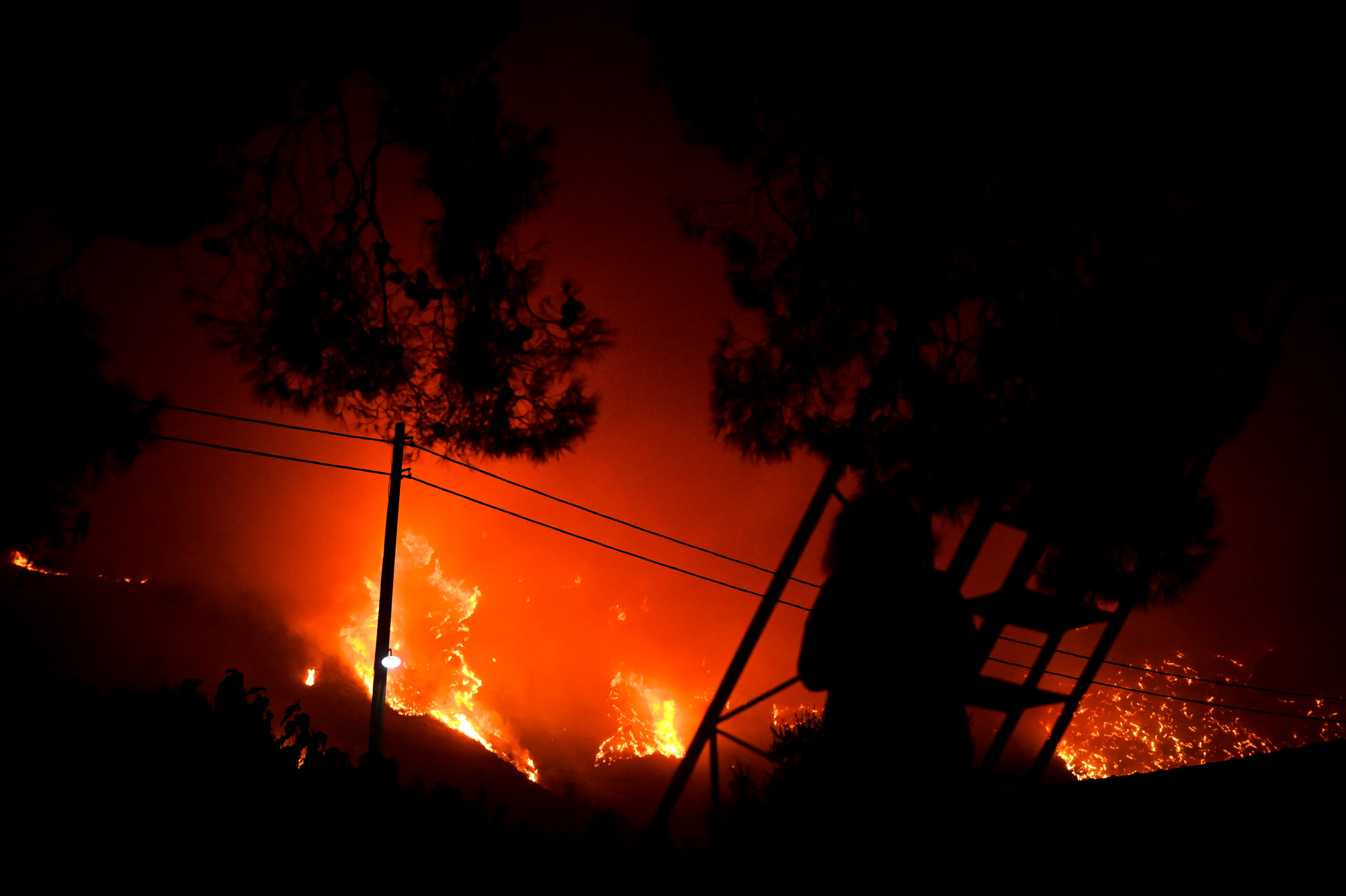 Υπό μερικό έλεγχο η φωτιά στο Κάτω Σούλι Μαραθώνα