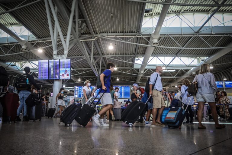 Ευρωπαϊκή κάρτα Ασφάλισης και Ασθένειας: Πάνω από 300.000 ασφαλισμένοι ταξίδεψαν στο εξωτερικό – Συνεχίζονται οι αιτήσεις