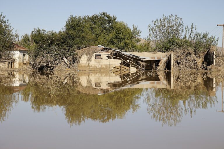 Κακοκαιρία: Αναζητούνται λύσεις για μόνιμη στέγαση των πλημμυροπαθών – Καταγραφή ζημιών από 32 κλιμάκια στον θεσσαλικό κάμπο
