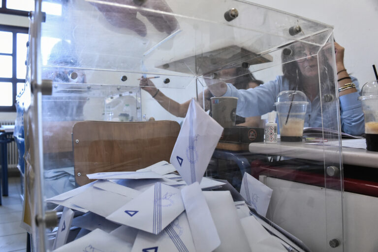 Αυτοδιοικητικές εκλογές: Σαρωτική επανεκλογή για δέκα δημάρχους στο λεκανοπέδιο Αττικής