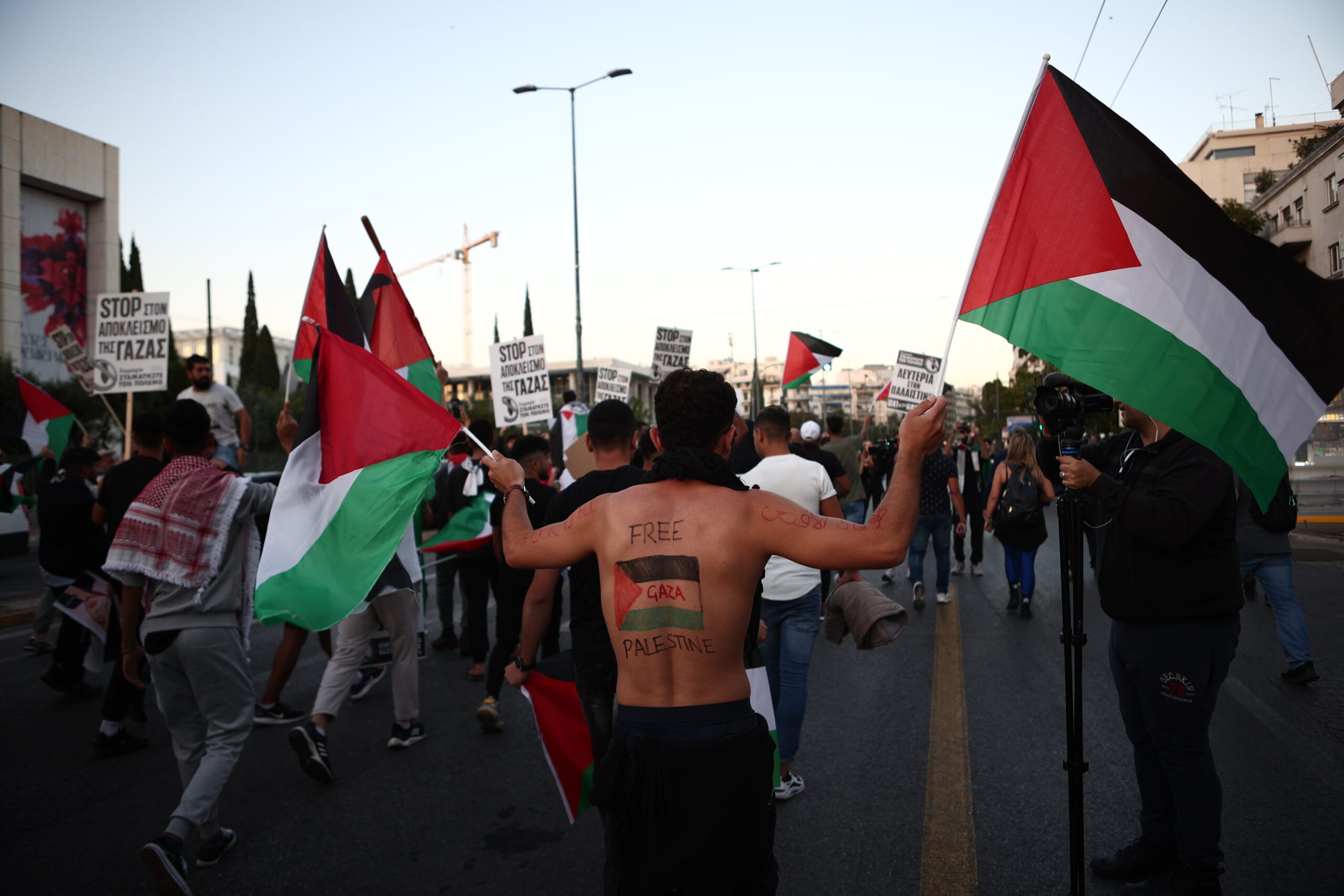 Πορεία Παλαιστινίων προς την πρεσβεία του Ισραήλ – Κλειστή η άνοδος της λεωφόρου Κηφισίας