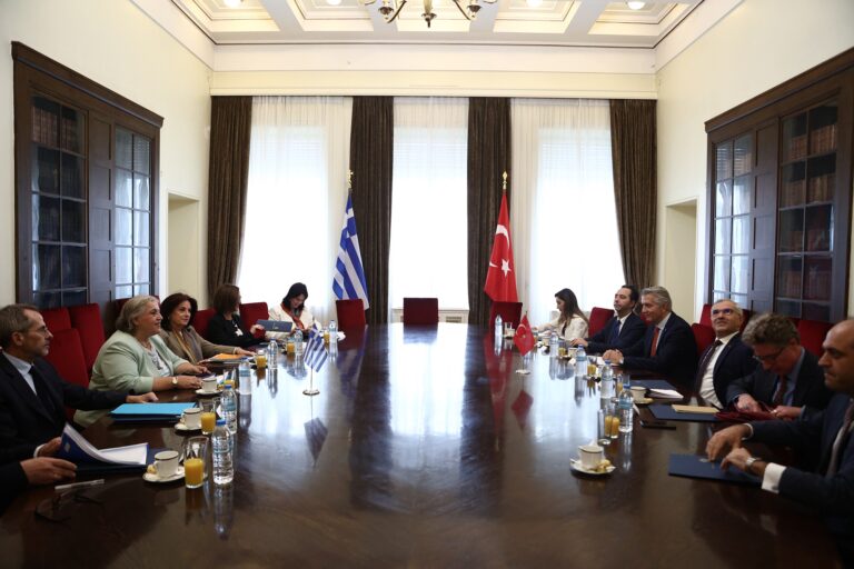 Ολοκληρώθηκε το γεύμα εργασίας των διπλωματικών αντιπροσωπειών Ελλάδας και  Τουρκίας – Μεσανατολικό και μεταναστευτικό στα θέματα της ατζέντας
