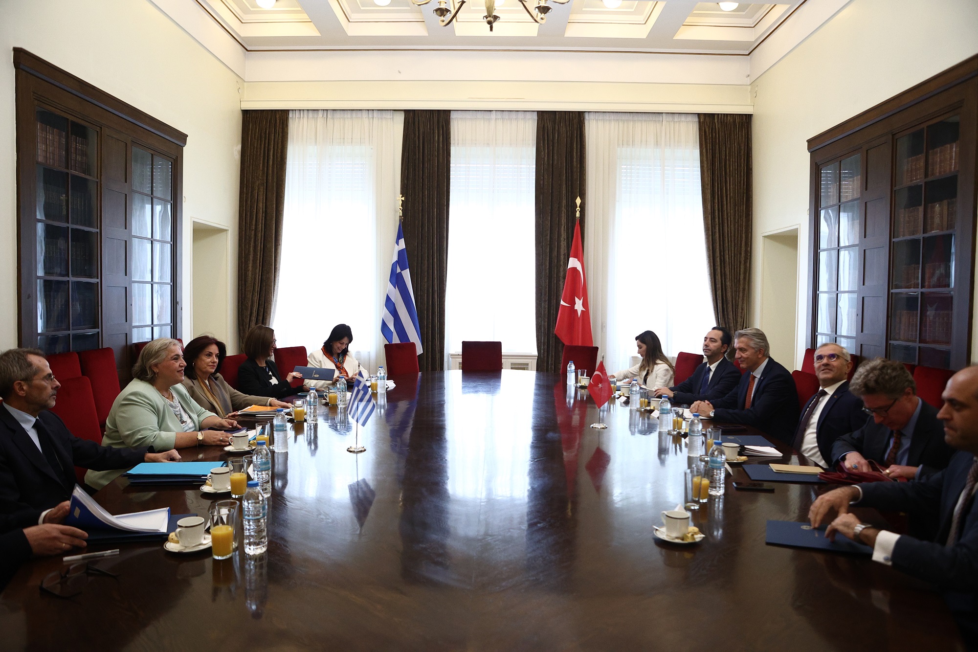Ολοκληρώθηκε το γεύμα εργασίας των διπλωματικών αντιπροσωπειών Ελλάδας και  Τουρκίας – Μεσανατολικό και μεταναστευτικό στα θέματα της ατζέντας