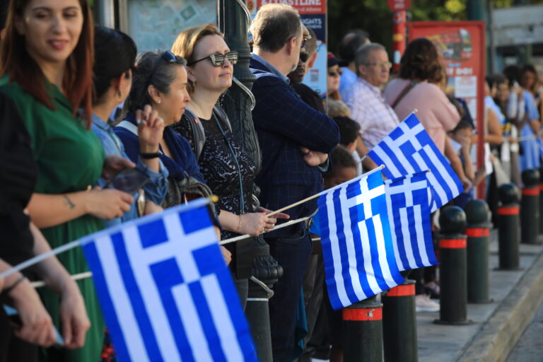 Σε εξέλιξη η μαθητική παρέλαση στην Αθήνα για την επέτειο της 28ης Οκτωβρίου – Πλήθος κόσμου, κυκλοφοριακές ρυθμίσεις