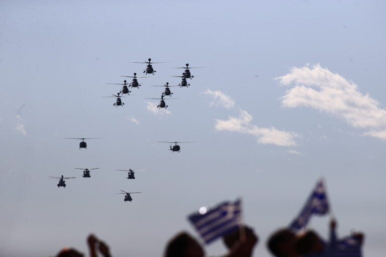 28η Οκτωβρίου – Βίντεο: Ελικόπτερα Chinook και Apache κλέβουν τις εντυπώσεις στην στρατιωτική παρέλαση της Θεσσαλονίκης