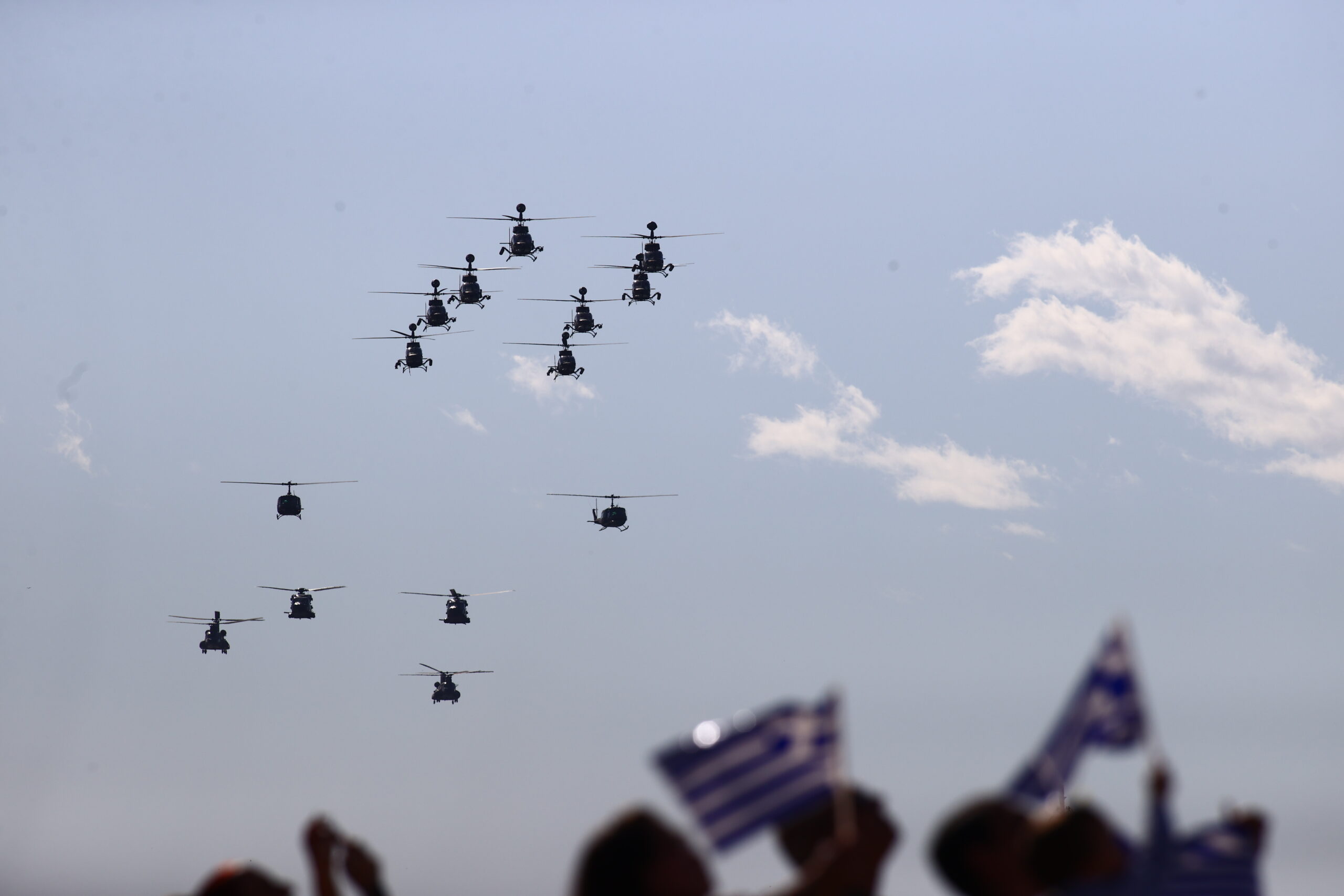 28η Οκτωβρίου – Βίντεο: Ελικόπτερα chinook και apache κλέβουν τις εντυπώσεις στην στρατιωτική παρέλαση της Θεσσαλονίκης