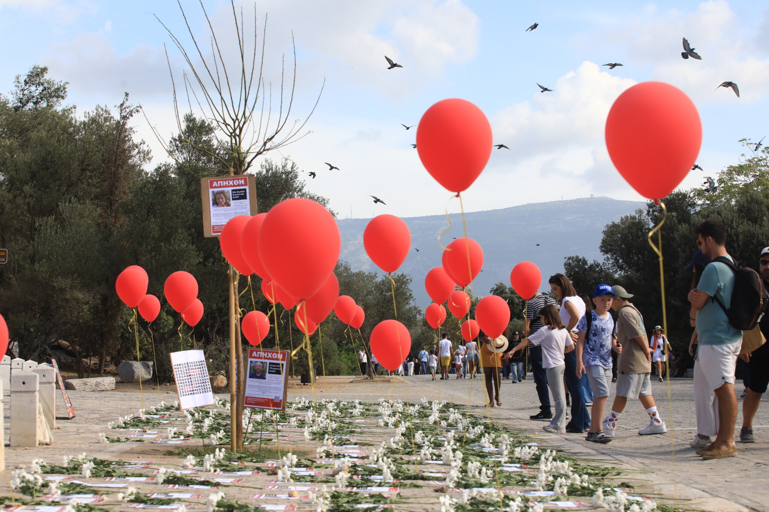 Πόλεμος στο Ισραήλ: Φωτογραφίες των ομήρων της Χαμάς τοποθετήθηκαν στη σκιά της Ακρόπολης