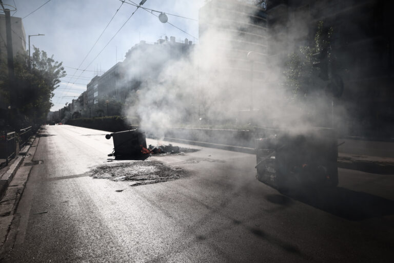 Επεισόδια έξω από την ΑΣΟΕ: Αποκαταστάθηκε η κυκλοφορία και στα δύο ρεύματα της Πατησίων