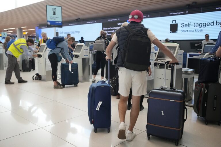 Ευρωπαϊκό Δικαστήριο: Οι χειραποσκευές περιλαμβάνονται στο αεροπορικό εισιτήριο – Τι γίνεται σε περίπτωση επιπλέον χρέωσης