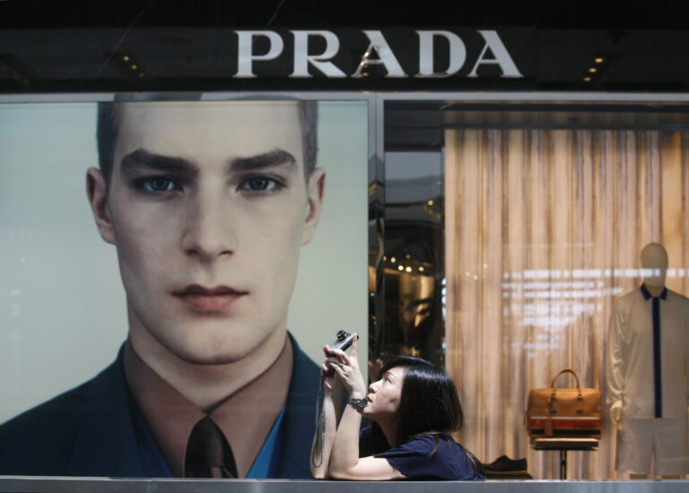 Οι αστροναύτες της NASA θα πετούν… με στυλ – H Prada σχεδιάζει τις διαστημικές στολές για την αποστολή στην Σελήνη