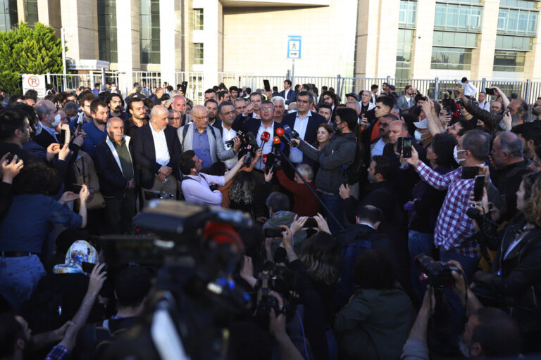 Tουρκία: O Κιλιτσντάρογλου συναντήθηκε με τον Οσμάν Καβαλά καταγγέλλοντας την παράνομη φυλάκισή του