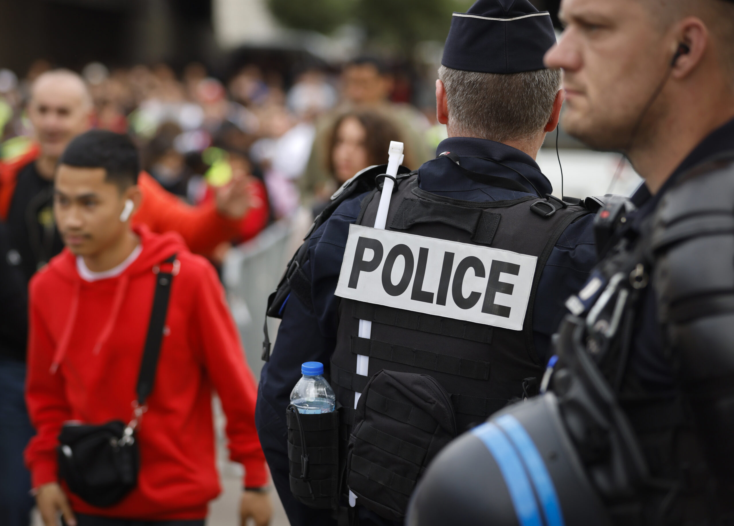 Παρίσι: Σε κρίσιμη κατάσταση η γυναίκα που απειλούσε και φώναζε «Αλλάχου Ακμπάρ» – Την πυροβόλησε η αστυνομία