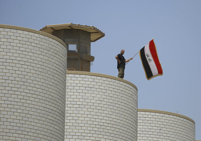Ιράκ: Ο σιίτης ηγέτης Μοκτάντα Σαντρ ζητεί να “κλείσει” η πρεσβεία των ΗΠΑ στη Βαγδάτη