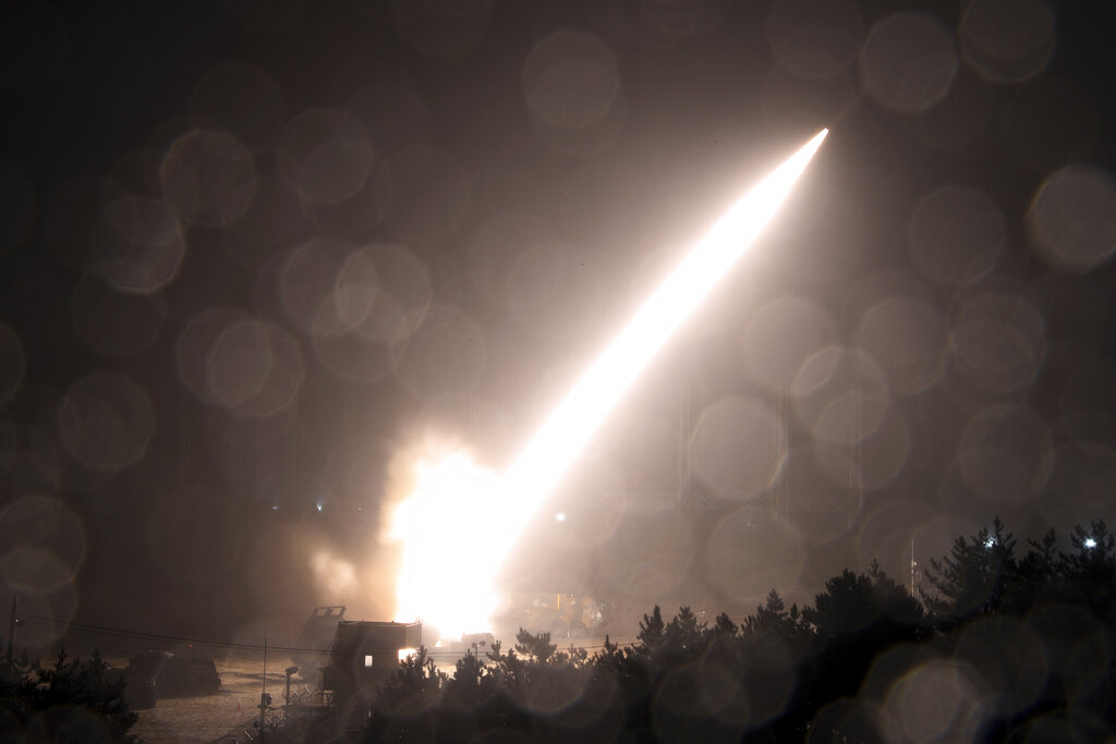 Η Πιονγκγιάνγκ επικρίνει τις ΗΠΑ για την παράδοση πυραύλων ATACMS στην Ουκρανία