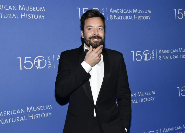 Ξανά στο “The Tonight Show” ο Τζίμι Φάλον, με μήνυμα αλληλεγγύης στους σεναριογράφους, μετά την απεργία