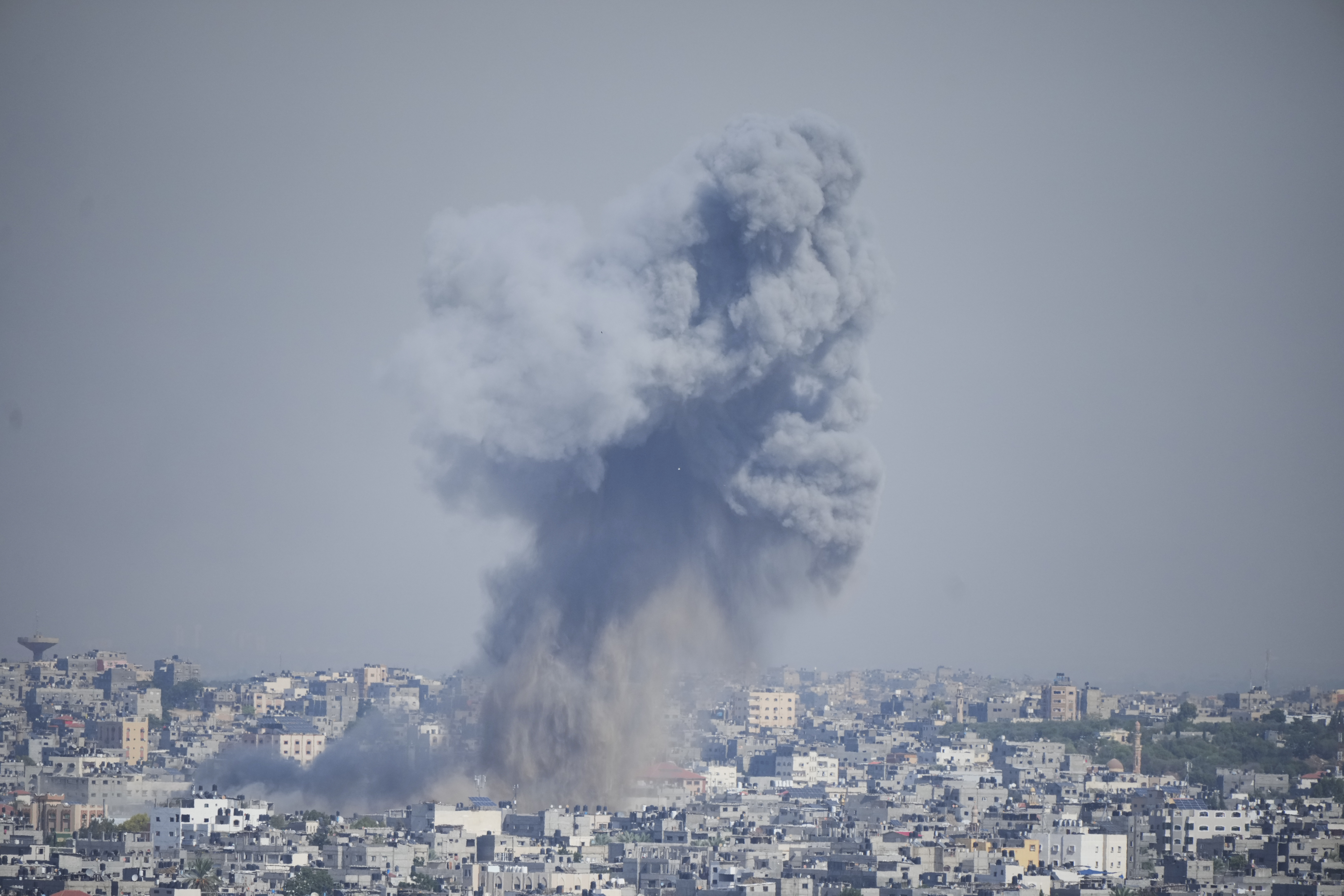 Οι ισραηλινές ένοπλες δυνάμεις ανακοίνωσαν την επιχείρηση «Σιδερένια Ξίφη» και τη χρήση «βαραίων χερσαίων μέσων»